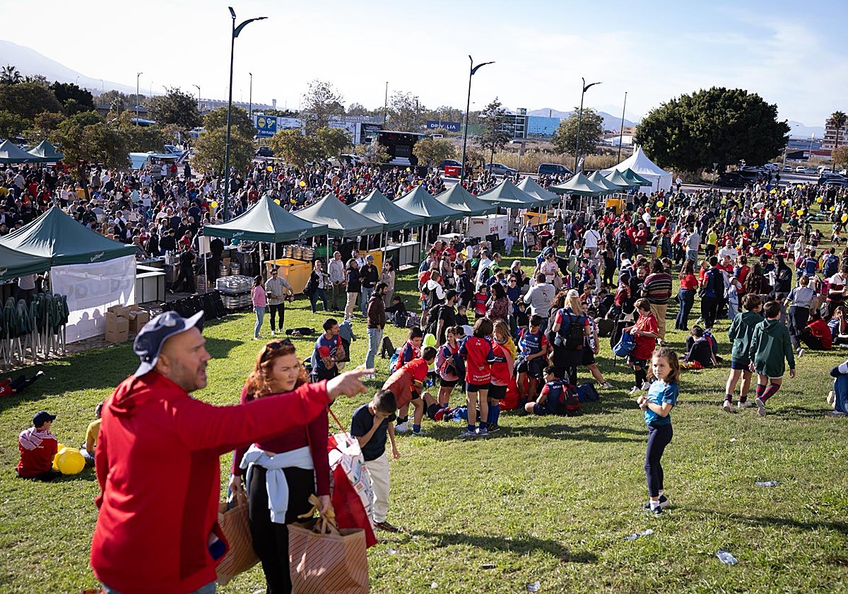 Así estaba el entorno del Ciudad de Málaga una hora antes del inicio del partido, con carpas y música ambiental.