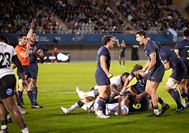 El malagueño Alberto Carmona (derecha) celebra con Bay un lance del partido.