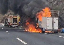 Imagen del vehículo incendiado en la A-45, este sábado.