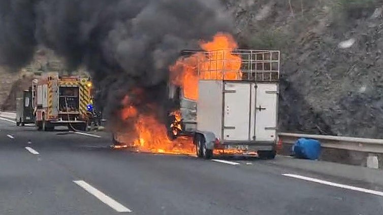 Imagen del vehículo incendiado en la A-45 este sábado.