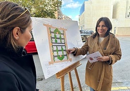 La alcaldesa de Ronda muestra el plano del proyecto de la nueva plaza en la barriada de la Feria.