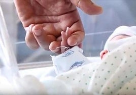 Imagen de archivo de un recién nacido en un hospital.