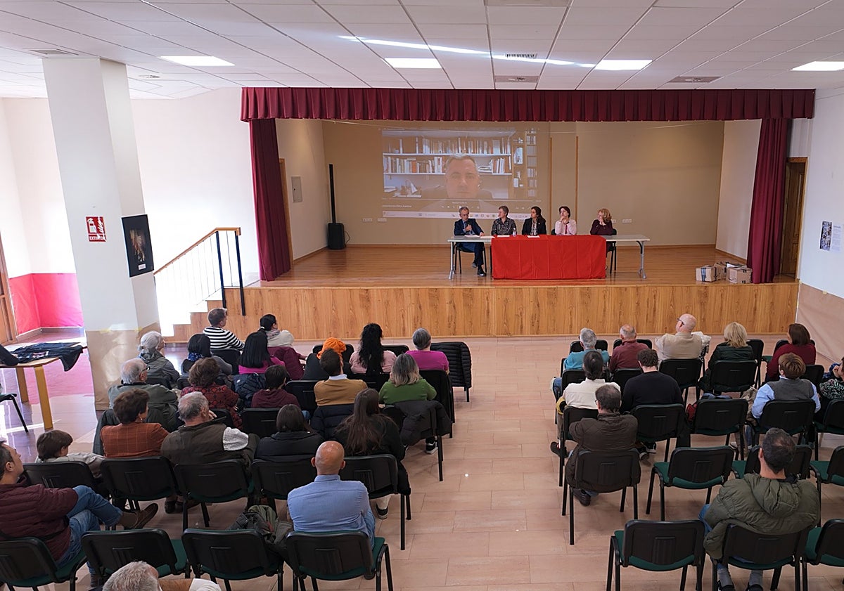 Imagen principal - Tres imágenes del acto de presentación del libro en Periana.