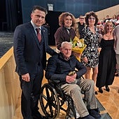 El alcalde de Torrox, Óscar Medina, con uno de los homenajeados y su familia.