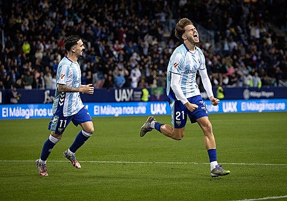 Adrián Niño celebra uno de sus goles en presencia de Joaquín.