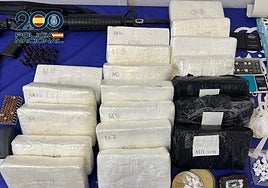 Parte de la droga incautada en la operación.