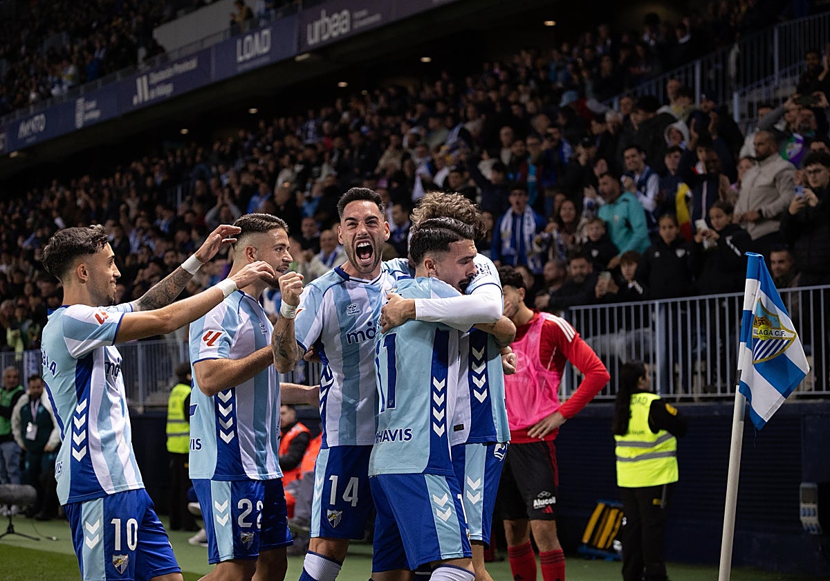 Los jugadores del Málaga celebran uno de los goles de Niño ante el Mirandés.