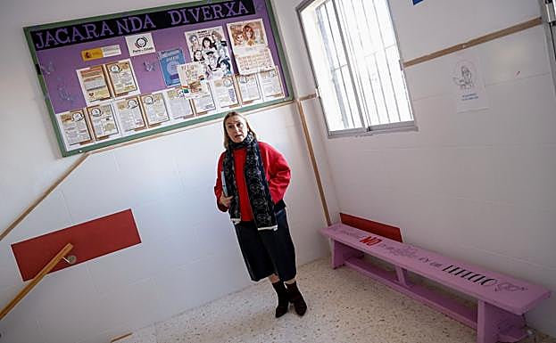 Inmaculada Sáenz, coordinadora del plan de igualdad, en el rincón violeta del IES Jacaranda.