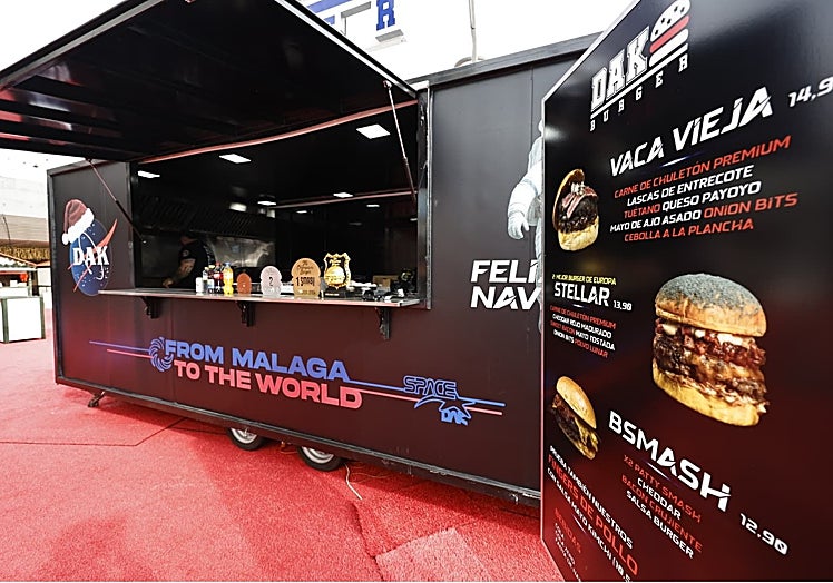 La foodtruck, con los trofeos recibidos en el mostrador.