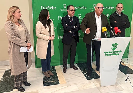 El delegado de Educación, Miguel Briones, y el alcalde veleño, Jesús Lupiáñez, este lunes en la rueda de prensa.