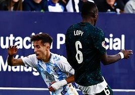 Larrubia y Lopy, en una disputa en el último Málaga-Almería.