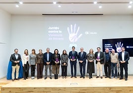 Representantes institucionales y del PP con los galardonados.