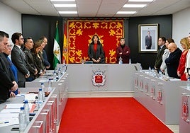La Corporación municipal de Ronda guarda un minuto de silencio en el inicio del pleno en memoria de la última mujer asesinada por violencia machista.