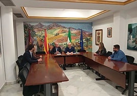 Representantes de los ayuntamientos de Antequera y Casabermeja durante la firma del acuerdo para reactivar la explotación del pozo de Puerto Lucena, en un acto celebrado en dependencias municipales.