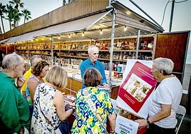 Francisco Medina, durante la presentación de sus libros en la Feria del Libro de Estepona este pasado verano.