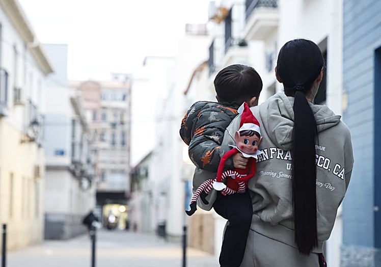 S., madre de una de las familias de Altamar, junto a uno de sus hijos.