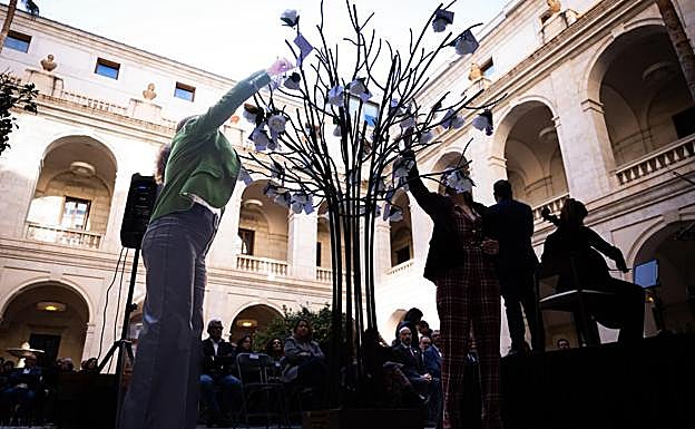 El árbol en el que se han colgado las flores con los nombres de las 43 mujeres asesinadas en los últimos doce meses.