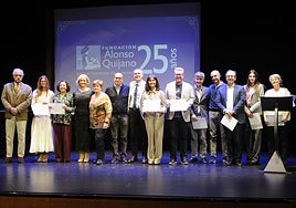 Foto de familia de los galardonados, con los responsables de la Fundación Alonso Quijano.