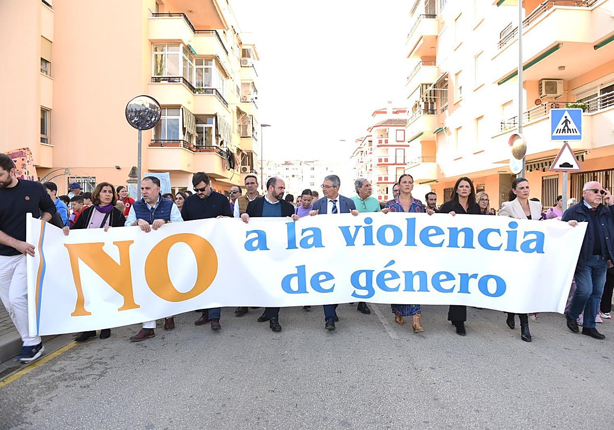 Imagen principal - Multitudinaria marcha en Rincón de la Victoria contra la violencia de género con María Victoria en el recuerdo