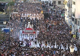 Imagen de archivo del Señor de Málaga en la procesión de Lunes Santo camino del recorrido oficial.