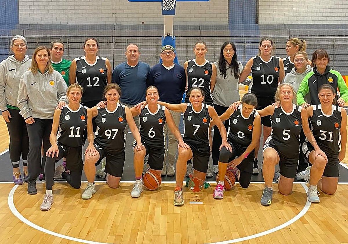 Imagen principal - Gran papel de los equipos de la Asociación Unicaja Master en el Mamba Murcia