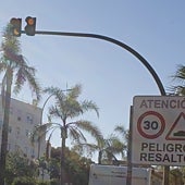 Imagen - Junto al cinemómetro, se ha colocado un semáforo que se ilumina en rojo en caso de sobrepasar los 30 kilómetros por hora