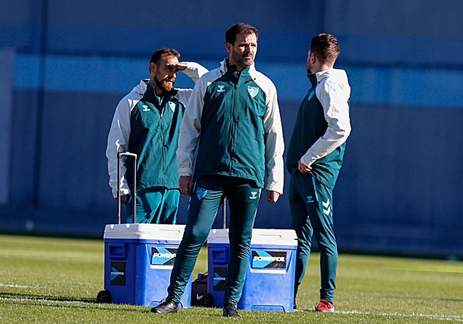 Juan Carlos Andrés, durante su primer entrenamiento como segundo entrenador del Málaga.