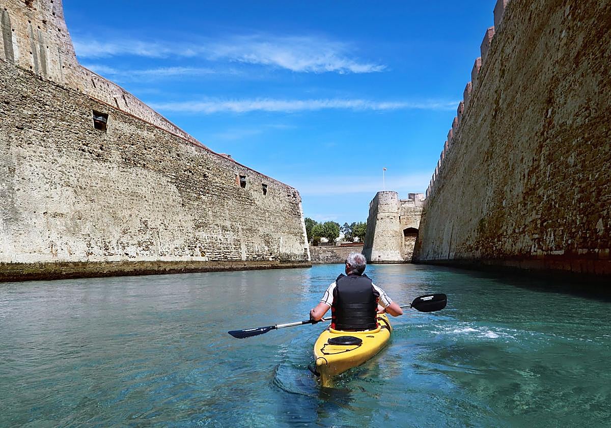 El Foso Real permite la práctica de deportes acuáticos como el kayak.