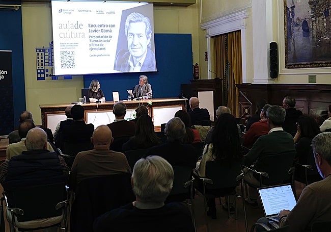 Javier Gomá, junto a Regina Sotorrío, habló de la dimensión literaria de la filosofía y su aspiración a que todo el mundo la lea.