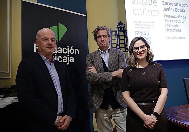 Paco Cañadas, Javier Gomá y Regina Sotorrío, durante el acto celebrado en el salón de actos Unicaja.