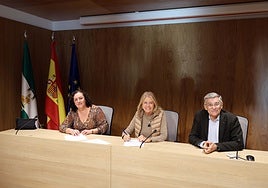 La alcaldesa de Marbella, Ángeles Muñoz, acompañado por el teniente de alcalde de San Pedro, Javier García, ha firmado el convenio con la presidenta de Valores, Josefa Ortega.