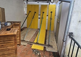 Estado del patio de una de las viviendas afectadas, apuntalada tras el desplazamiento del muro durante las obras del aparcamiento.