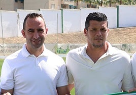 Alberto Aguilar y Álvaro Silva, con una bufanda del Antequera.