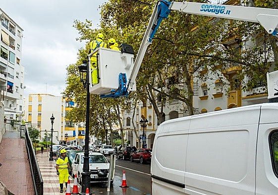 Trabajos en la calle Jacinto Benavente en una actuación incluida en el plan municipal de instalaciones eléctricas.