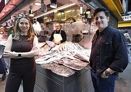 La actriz Elena Martínez y el director Sergio Siruela, en el Mercado Central de Atarazanas.