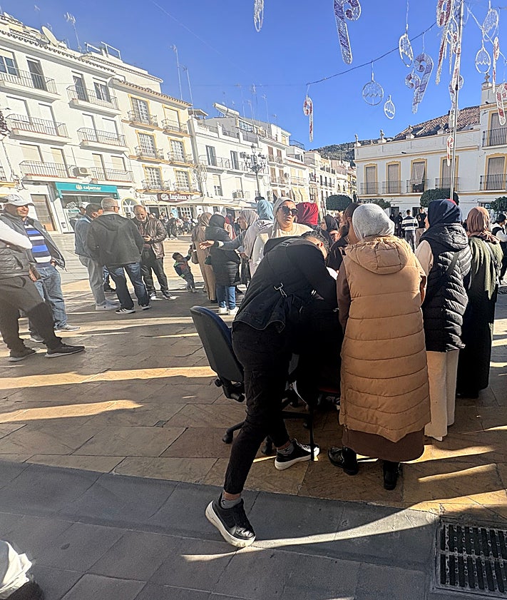 Imagen secundaria 2 - Tres imágenes de la concentración en recuerdo de la familia Rabah, este miércoles en la plaza de la Constitución de Torrox.