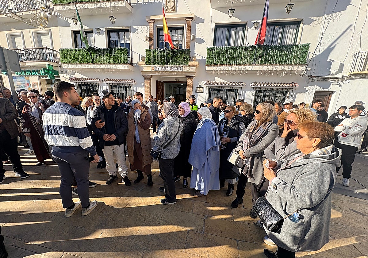 Imagen principal - Tres imágenes de la concentración en recuerdo de la familia Rabah, este miércoles en la plaza de la Constitución de Torrox.