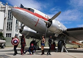 Superhéroes en el Museo Aeronáutico de Málaga.