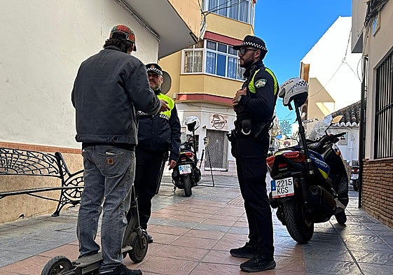 Control de la Policía Local en la calle Marconi, en el centro de Fuengirola.