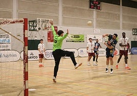 Javi García, del Trops, lanza a portería.