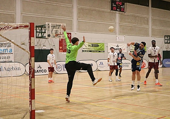 Javi García, del Trops, lanza a portería.