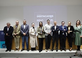 Foto de familia con los premiados y responsables de BBVA, SUR y UMA.