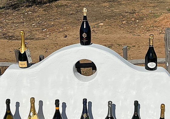 Podio con los champanes ganadores.