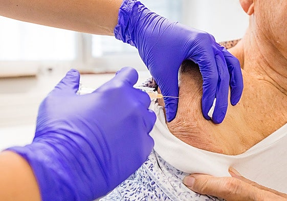 Una mujer se vacuna de gripe.