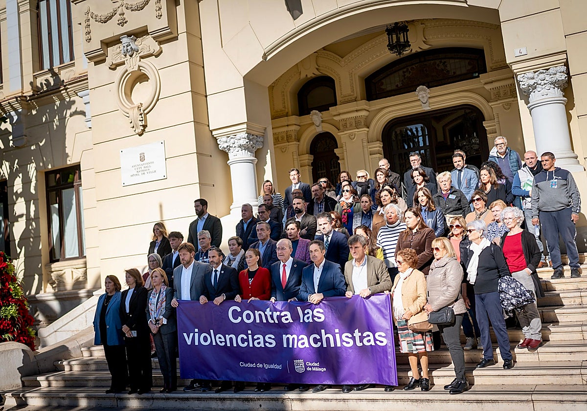 La Corporación en pleno bajó a las 12.00 horas al minuto de silencio por la última víctima de violencia de género en Campillos, Concha, de 25 años, que se conoció este miércoles.