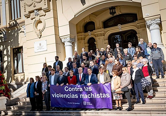 La Corporación en pleno bajó a las 12.00 horas al minuto de silencio por la última víctima de violencia de género en Campillos, Concha, de 25 años, que se conoció este miércoles.