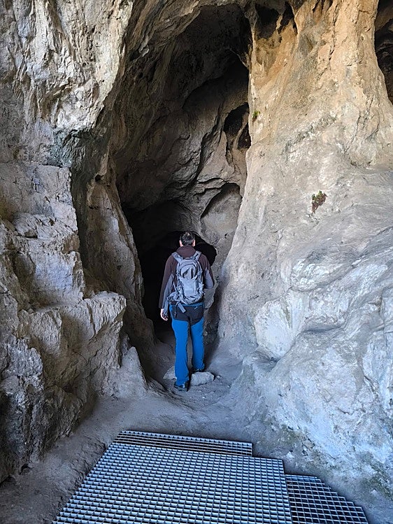 A la Cueva de Belda se puede acceder entre el 1 de octubre y el 28 de febrero.
