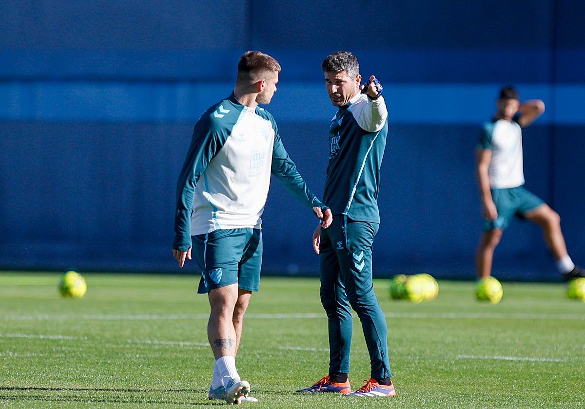 Funes habla con Rafa en el entrenamiento del miércoles.