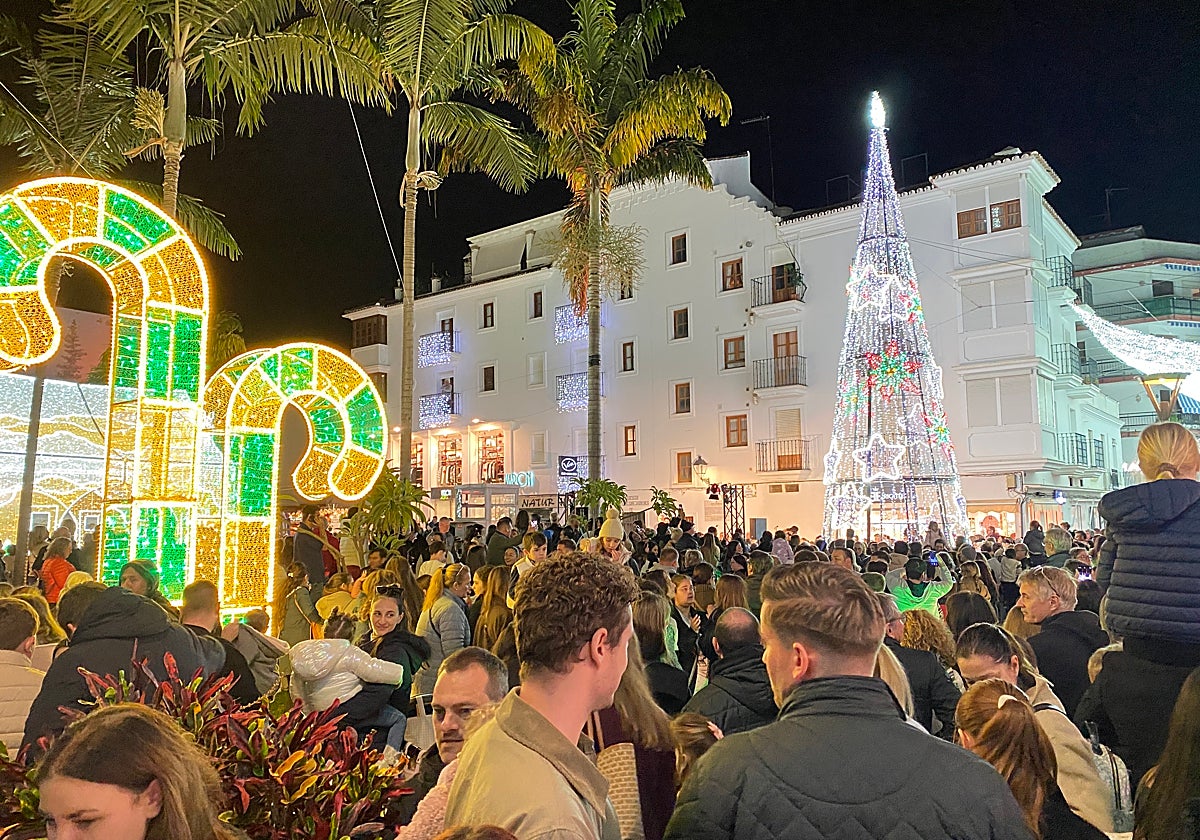 La Plaza Antonia Guerrero ha dado el pistoletazo de salida al alumbrado navideño de Estepona.