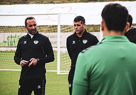 Alberto Aguilar y Álvaro Silva, dirigiendo una sesión de entrenamiento en el Antequera.